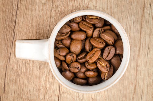 Geröstete Kaffeebohnen Im Weißen Keramikbecher