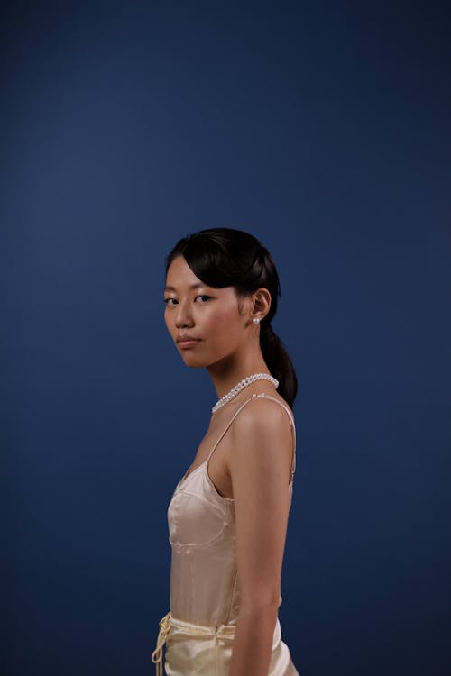 Bezpłatne Darmowe zdjęcie z galerii z azjatka, bezrękawnik, biała sukienka Zdjęcie z galerii