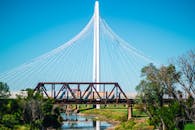 在德克萨斯州达拉斯，火车经过玛格丽特·亨特山桥的景色