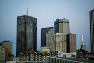 达拉斯的天际线在白天展现出众多现代摩天大楼