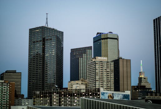 达拉斯的天际线在白天展现出众多现代摩天大楼