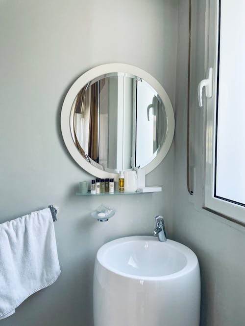 Fotos de stock gratuitas de cuarto de baño, diseño de interiores, espejo