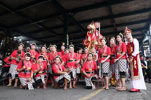 Il Gruppo Di Persone Che Indossano Abiti Culturali Ha Scattato Una Foto