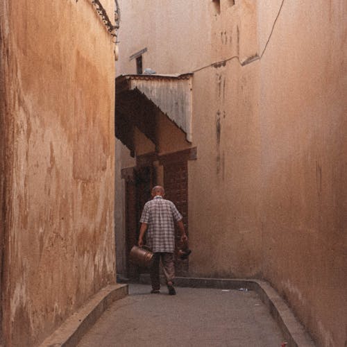 Free Back View of a Man while Walking  Stock Photo