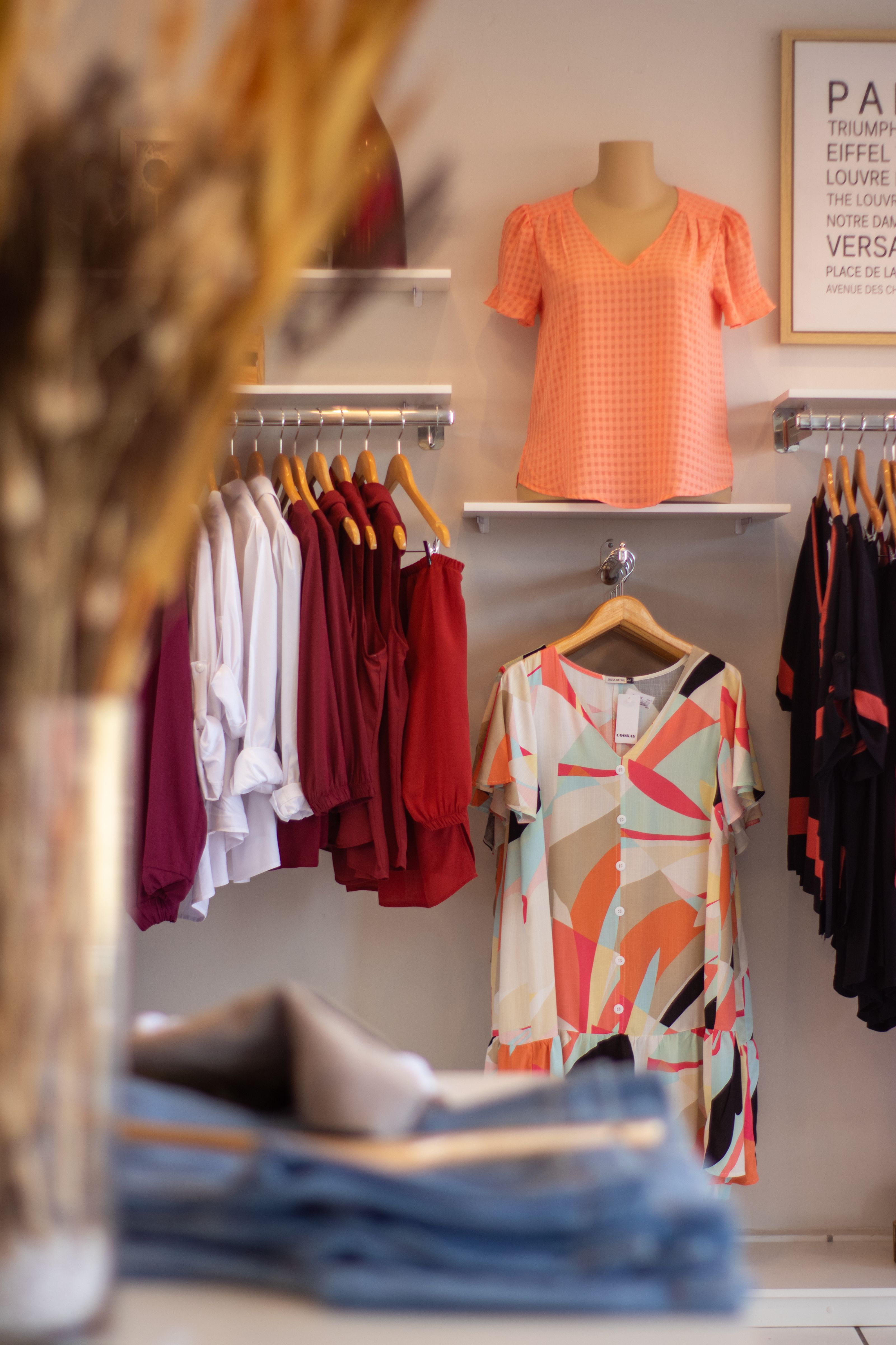 Exposição de roupas de boutique estilosa com vestidos vibrantes em Cuiabá. Perfeito para conceitos de moda e varejo.