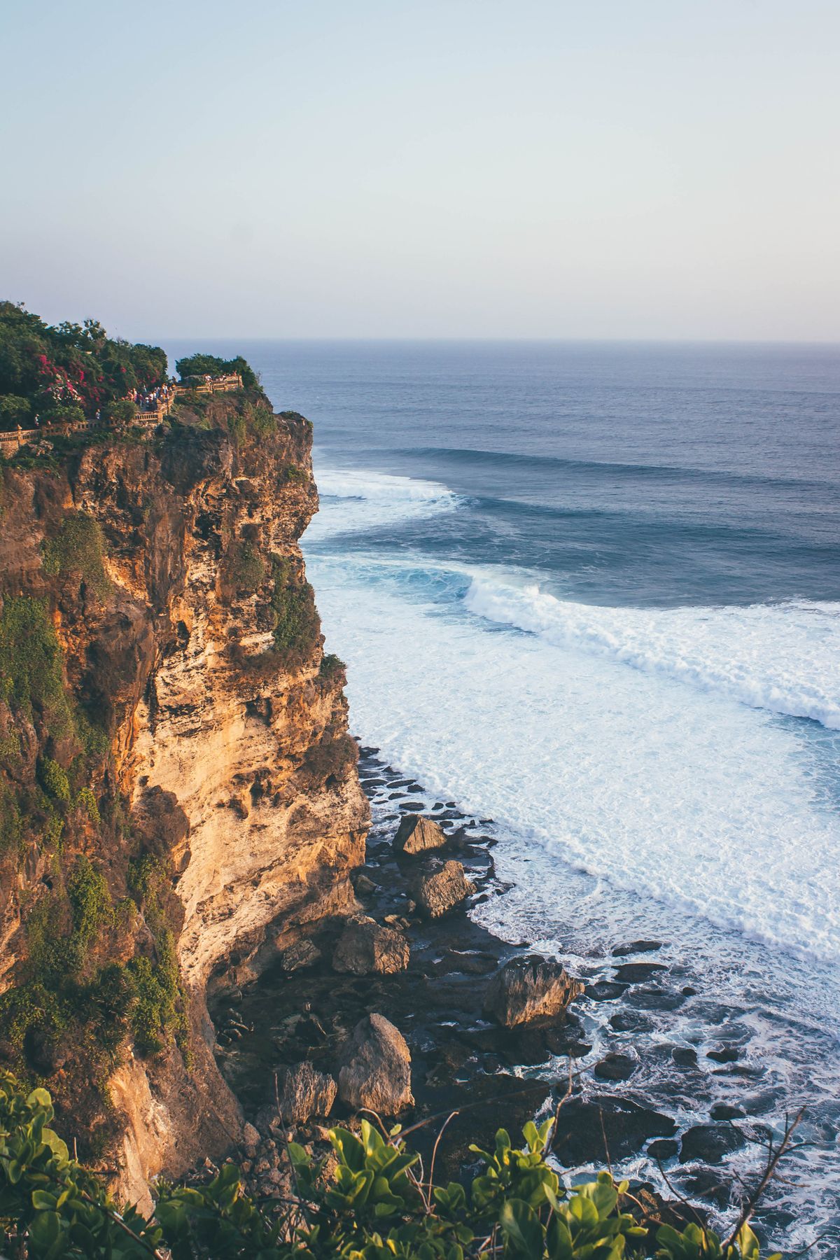 Bali - faleze și valuri pe coasta din sudul insulei