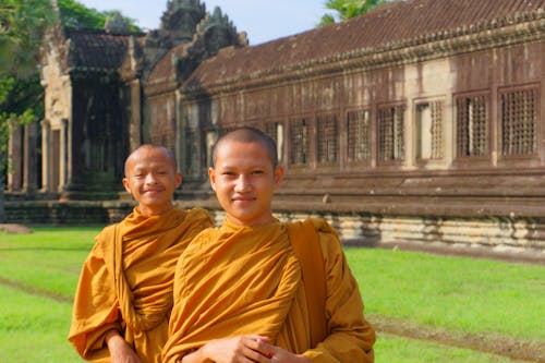Immagine gratuita di Buddismo, guardando la fotocamera, monaci