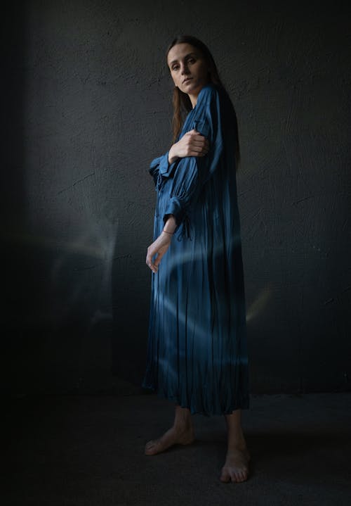 Darmowe zdjęcie z galerii z kobieta, model, niebieska sukienka