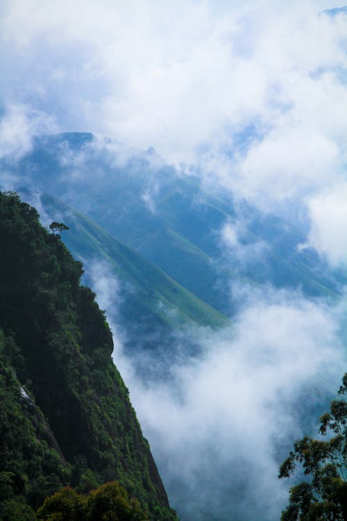 Gratis Fotografi Udara Gunung Di Bawah Langit Putih Dan Biru Foto Stok