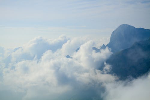 Formação De Nuvens No Topo Da Fotografia De Montanha