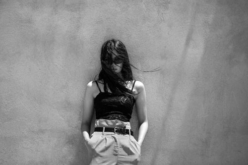 Free Monochrome portrait of a woman with sunglasses, exuding confidence and style. Stock Photo