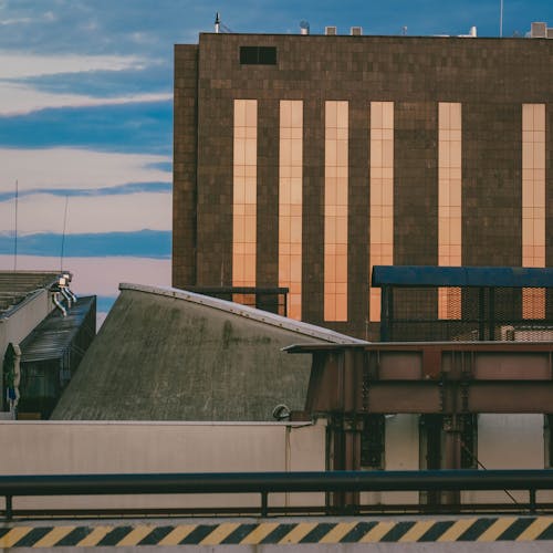 Gratis stockfoto met architectuur, betonnen constructie, blauwe lucht