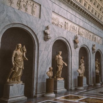 Exquisite Roman sculptures in Vatican Museum showcasing ancient artistry indoors.（イメージ）