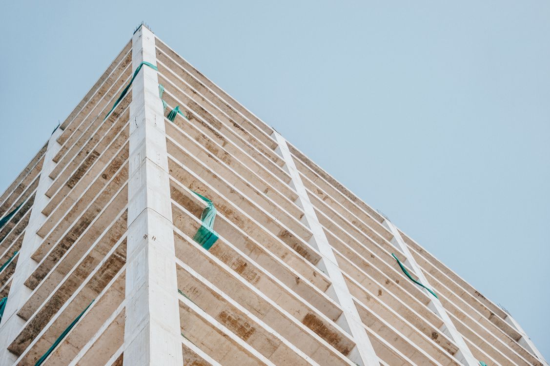 gratis Lage Hoekfotografie Van Beige Betonnen Gebouw Stockfoto