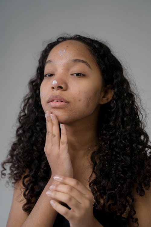 Foto profissional grátis de adulto, aplicando, beleza