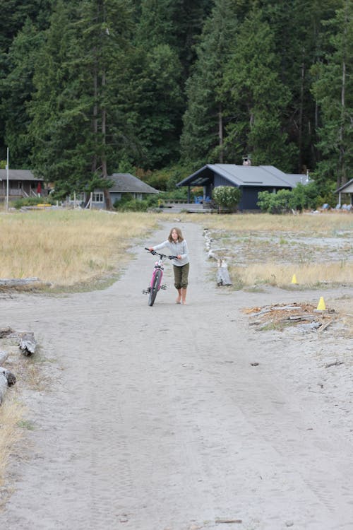 Kostenloses Stock Foto zu feldweg, frau, gehen