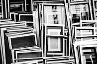 香港九龙的黑白窗框以堆叠构图呈现