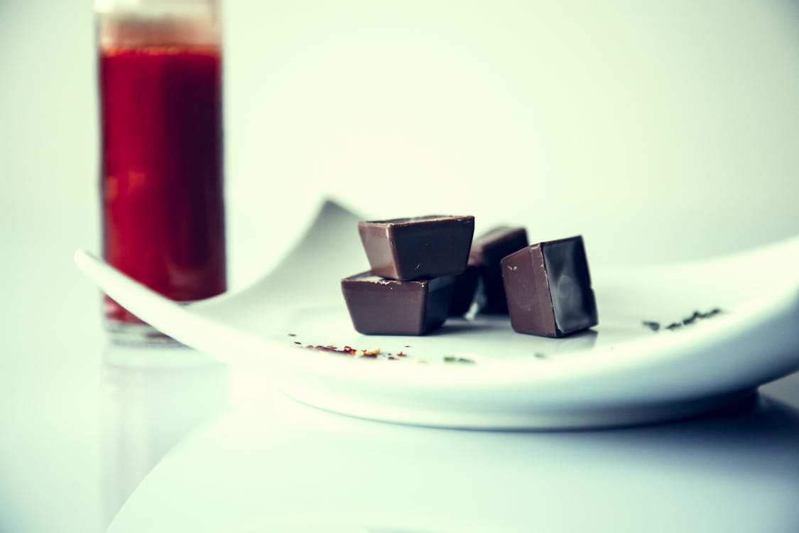 Ücretsiz çikolatalar, içki bardağı, plaka içeren Ücretsiz stok fotoğraf Stok Fotoğraflar