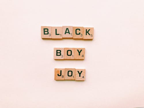 무료 흑인 소년 기쁨 스크래블 타일 스톡 사진