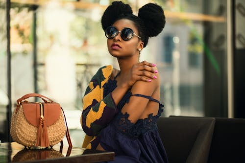 Základová fotografie zdarma na téma afroameričanka, brýle, černá holka