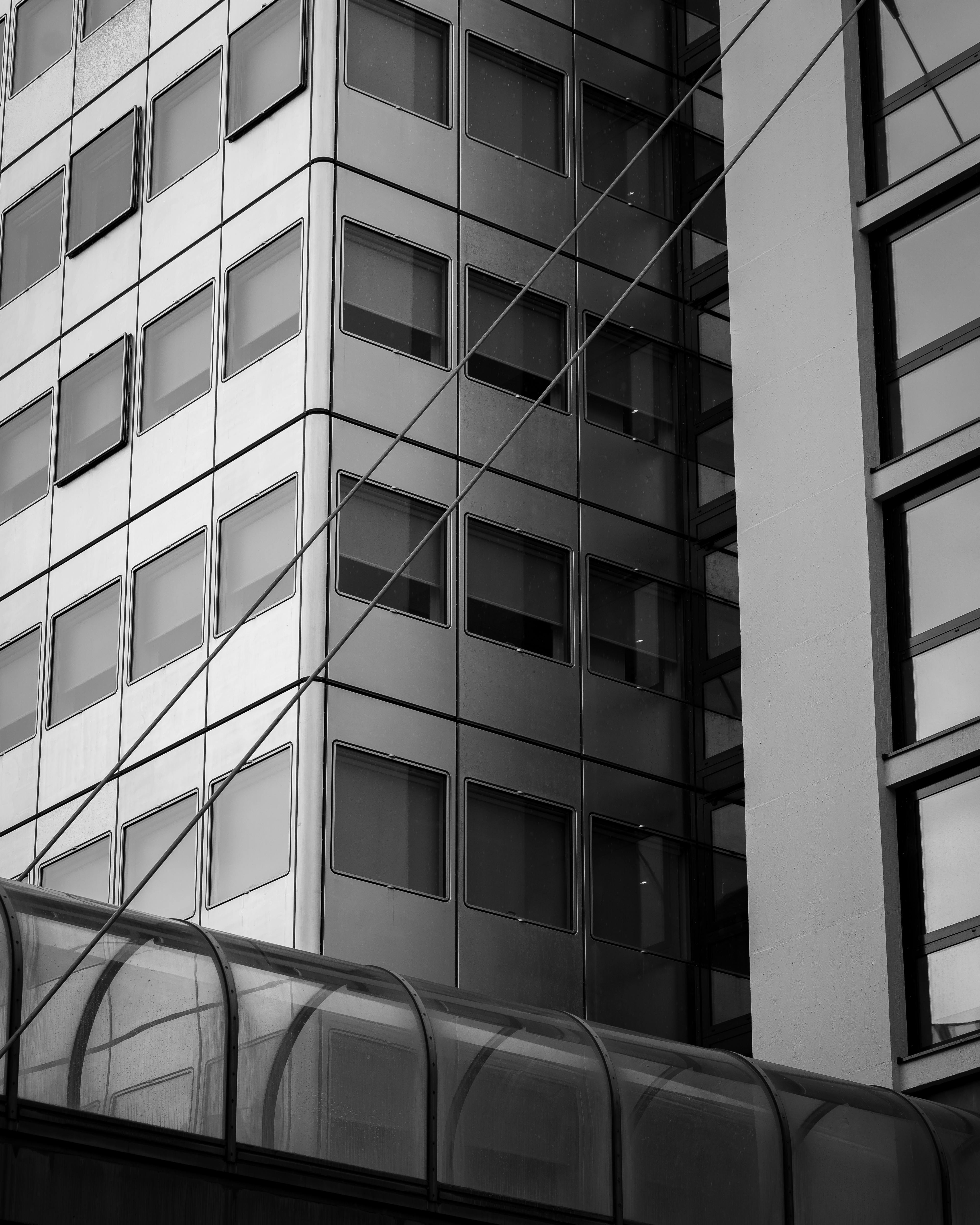 Black and white view of a sleek modern building facade in Düsseldorf, Germany.