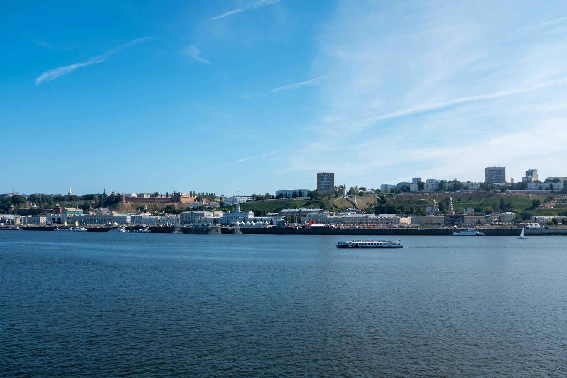 Vue d'une rivière et de la ville de Nijni Novgorod en arrière-plan, en Russie