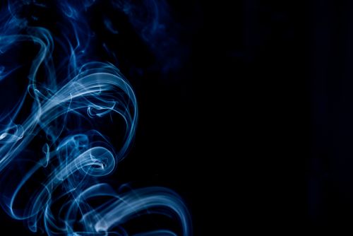 Free Mystical swirls of blue smoke against a dark backdrop create an abstract visual. Stock Photo