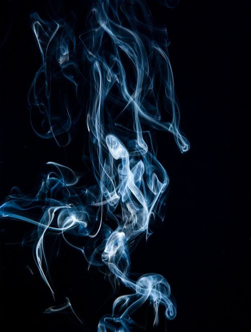 Free Captivating abstract smoke pattern against a black backdrop, creating a surreal visual effect. Stock Photo