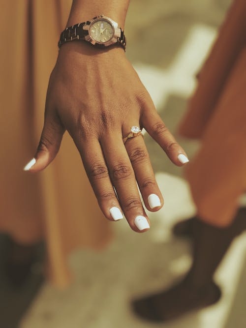 Darmowe zdjęcie z galerii z diamentowy pierścionek, lakier do paznokci, pierścionek zaręczynowy