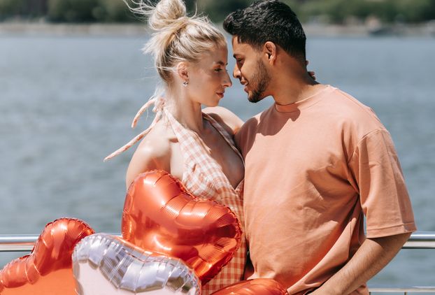 Online dating: starting a conversation on a niche platform