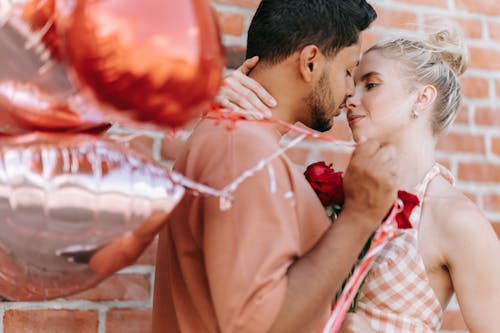 Kostnadsfri bild av ballonger, flickvän, interracial par