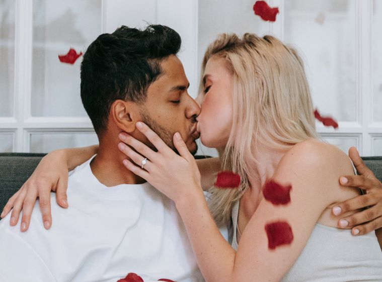 Online dating: starting a conversation on a niche platform