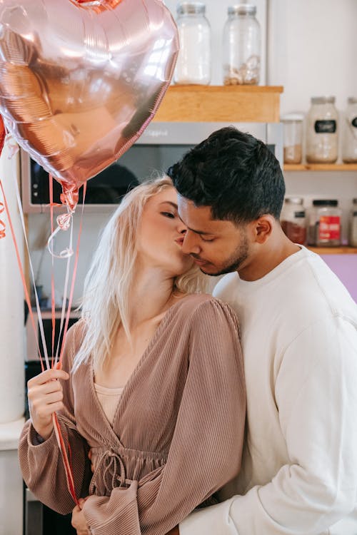 Kostnadsfri bild av ballonger, kyssas, man och kvinna