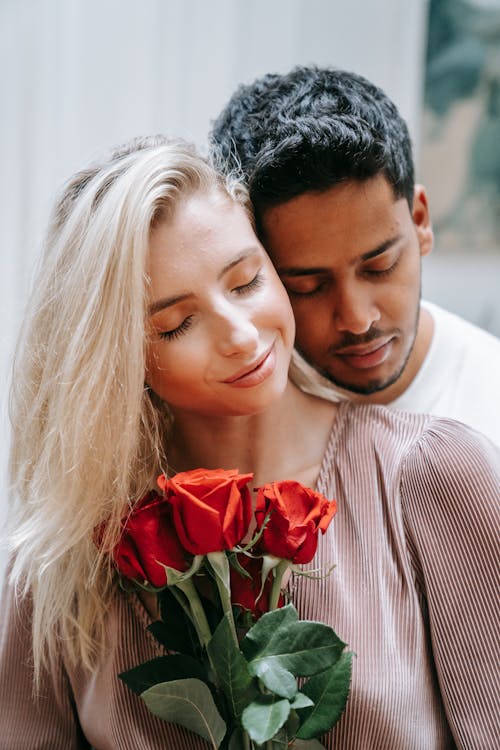 Kostnadsfri bild av blommor, interracial par, kärlek