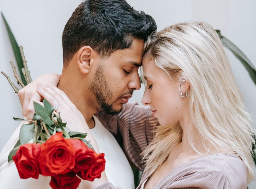 Online dating: starting a conversation on a niche platform