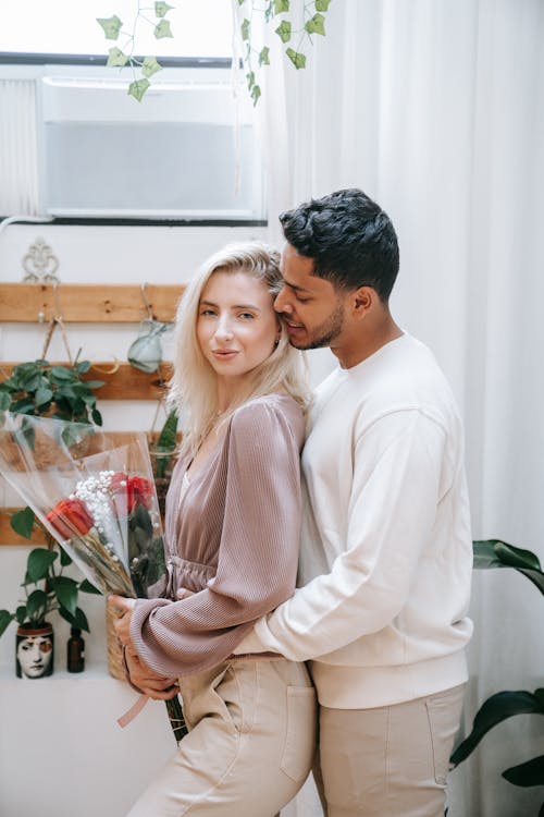 Kostnadsfri bild av blombukett, interracial par, kärlek