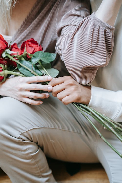 Kostnadsfri bild av blommor, håller, händer