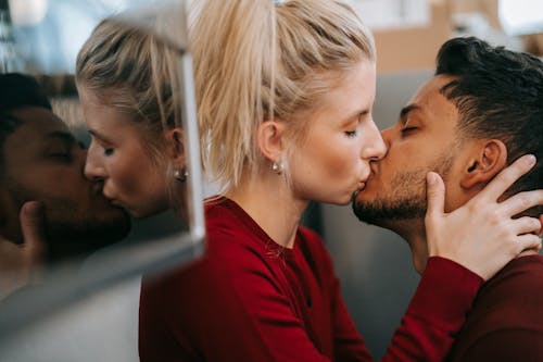 Kostnadsfri bild av inomhus, interracial par, kyssas