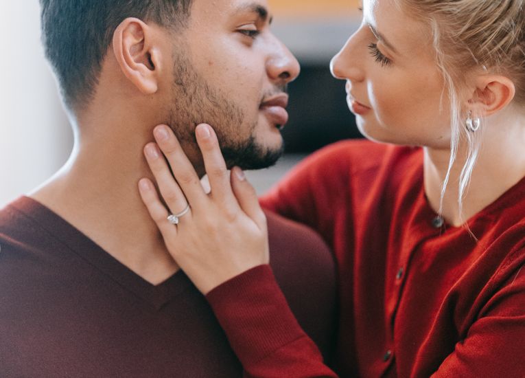 Online dating: starting a conversation on a niche platform