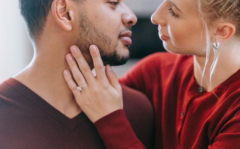 Online dating: starting a conversation on a niche platform