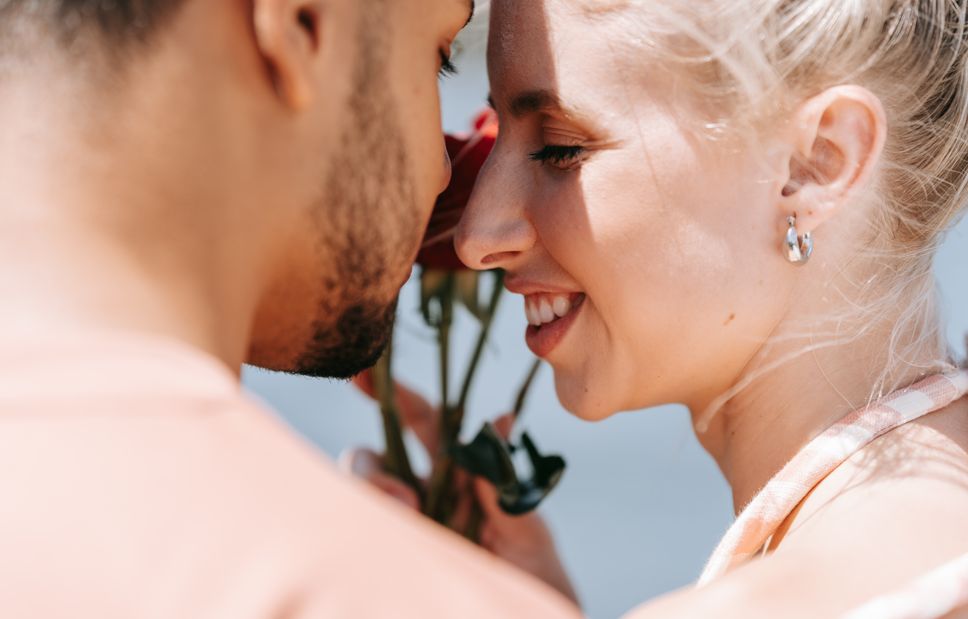 Online dating: starting a conversation on a niche platform