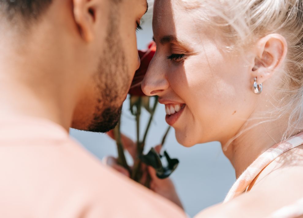 Online dating: starting a conversation on a niche platform