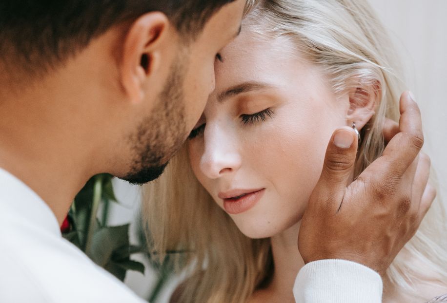 Online dating: starting a conversation on a niche platform