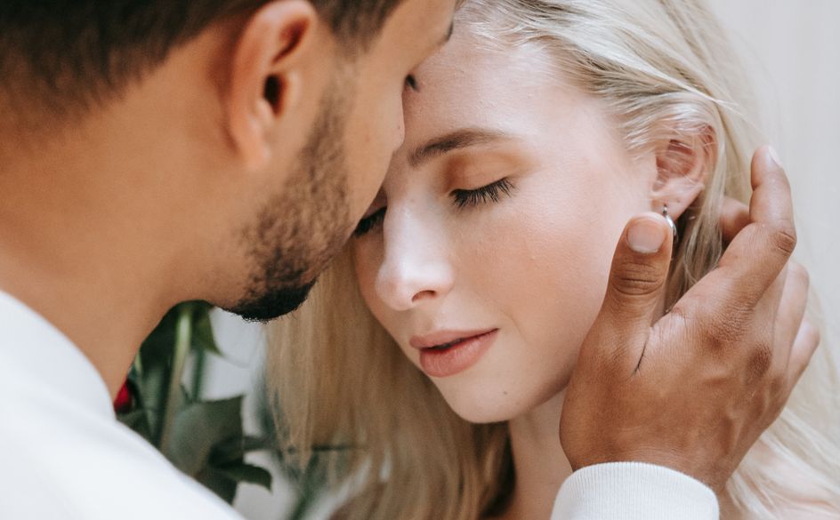 Online dating: starting a conversation on a niche platform