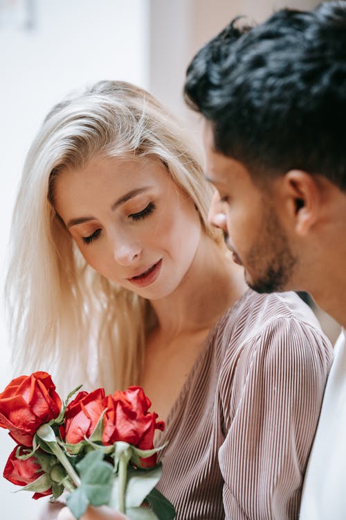 Kostnadsfri bild av blommor, interracial par, kärlek