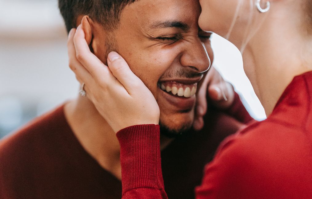 Online dating: starting a conversation on a niche platform