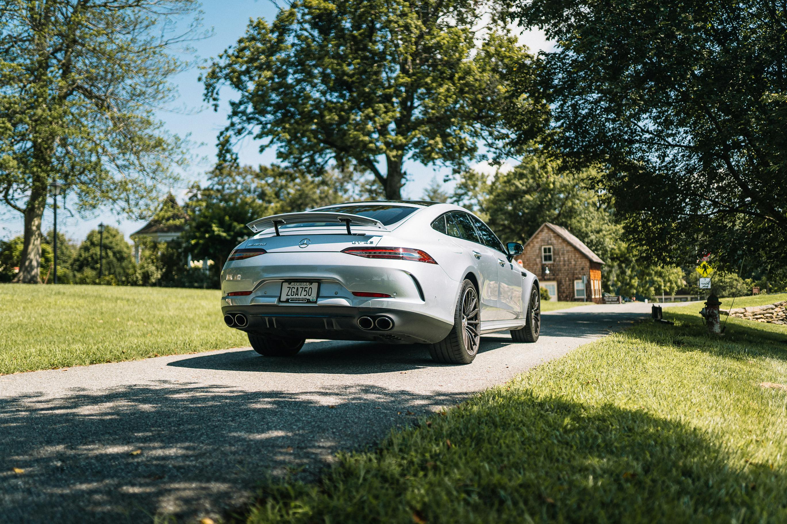 Gratis Auto Argentata Parcheggiata Sulla Strada Foto a disposizione