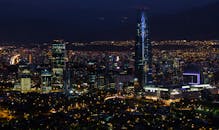 迷人的城市景观中，夜间发光的摩天大楼和明亮的城市灯光交相辉映