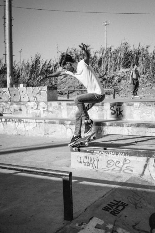 Kostnadsfri bild av gråskale, man, skate park