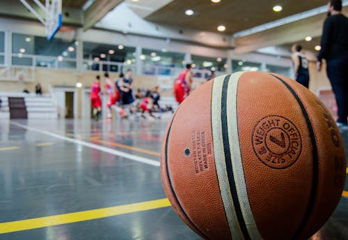 灰色の床に茶色のバスケットボール